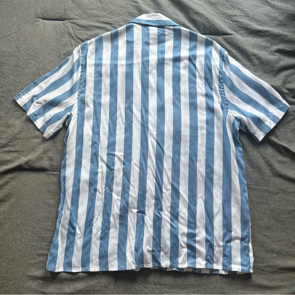 H&M BLUE and WHITE STRIPED SHORT-SLEEVE DRESS SHIRT - Medium - Picture 3 of 6